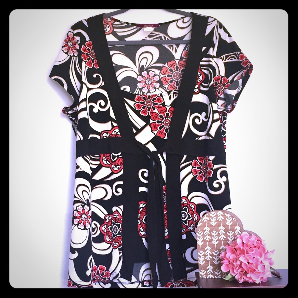 Plus Size 1X Black, Red, and White Top.